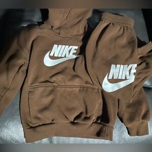 Nike jogger sets 4t. 2 sweatpants used 2!hoodies used.